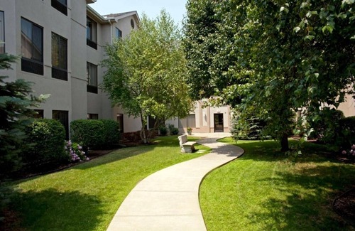 South Bend Hotel | Comfortable Room w/Sofa Bed & Hot Breakfast Included – Ideal for Families