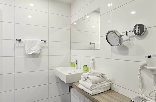 Zestienhoven Hotel | Comfortable Rooms Near Rotterdam Airport with On-Site Dining and Parking!