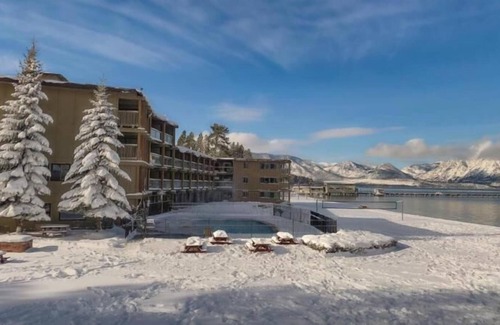 South Lake Tahoe House | Comfortable Stay! On-site Pool, FREE Parking Near Emerald Bay State Park!