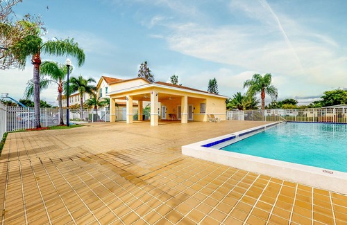 Margate House | Comfortable Townhouse with Pool Access, Full Kitchen & W/D - Dog-Friendly