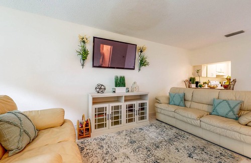 Margate House | Comfortable Townhouse with Pool Access, Full Kitchen & W/D - Dog-Friendly