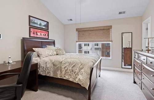 Roseland House | Comfortable Townhouse - Short Stroll to Notre Dame