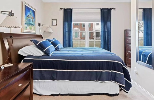 Roseland House | Comfortable Townhouse - Short Stroll to Notre Dame