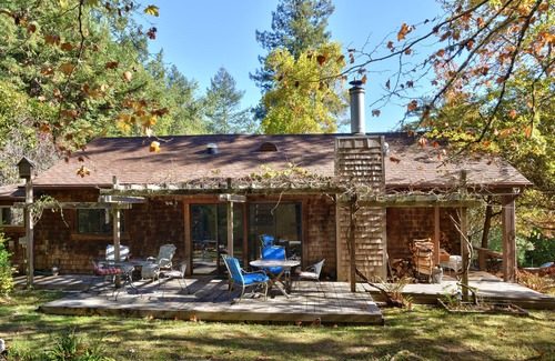 Freestone House | Comfortable Two Bedroom Two Bath shingled cottage in the West Sonoma wine region