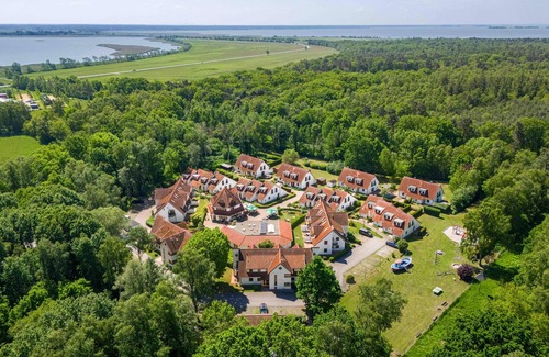Zingst Apartment | Comfortable vacation apartment in Zingst with balcony, WiFi and heated pool