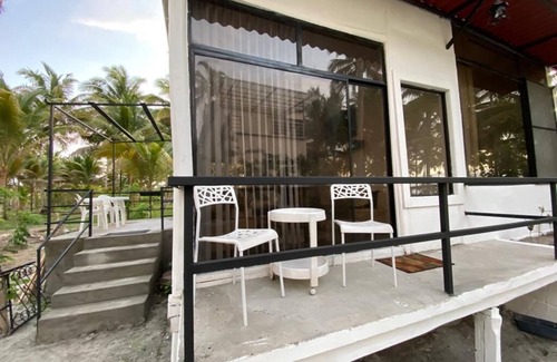 Mompiche House | Comfortable villa between palm trees facing the sea.