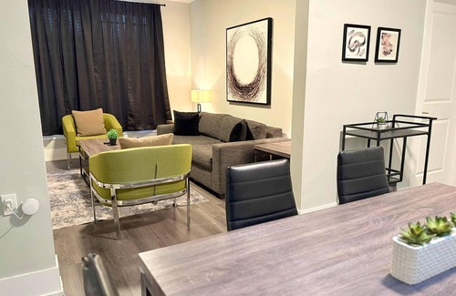 Sheffield and DePaul Apartment | Comfortably Appointed 3BR Apt