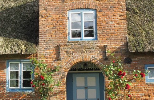 Wobbenbull House | Comfortably furnished thatched roof house with a large garden
