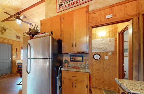 Cedarpines Park Cabin | Comforting dog-friendly mountain view cabin with gas fireplace, deck, & patio