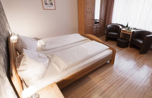 Longuich Bed & Breakfast | Comfortzimmer Groß mit Balkon - Gästehaus-gasthof "wein im Turm"