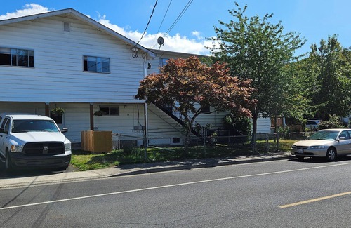 Cathlamet Apartment | Comfy 2-bedroom apartment in Charming Cathlamet