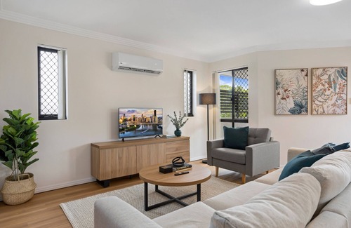Brisbane Apartment | Comfy 2-Bedroom Family Apartment with Free Parking