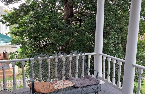 Martha Jefferson House | Comfy 2-bedroom plus loft historic building renovated, convenient to everything
