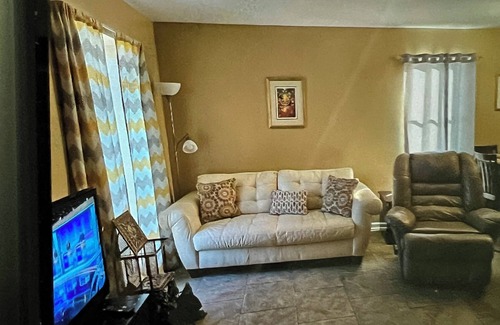 Highlands - Perkins Apartment | Comfy 2 bedroom w 1 bath near LSU. 5 minutes to downtown. Pet friendly.
