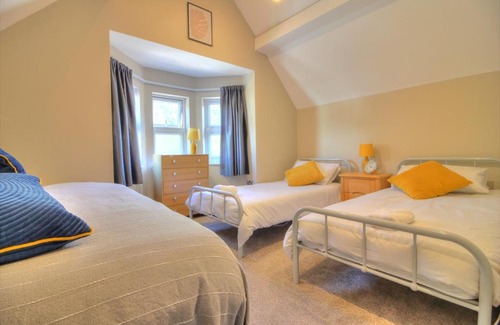 Reading Apartment | Comfy 2BR/2BTH APT in Central Reading w/ Parking