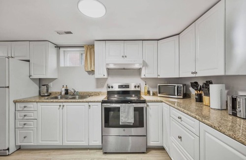 Durham Region Apartment | Comfy 2BR Apt near Beach & Downtown | Free Parking