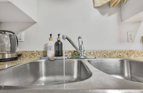 Durham Region Apartment | Comfy 2BR Apt near Beach & Downtown | Free Parking