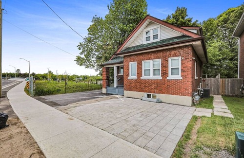 Durham Region Apartment | Comfy 2BR Apt near Beach & Downtown | Free Parking