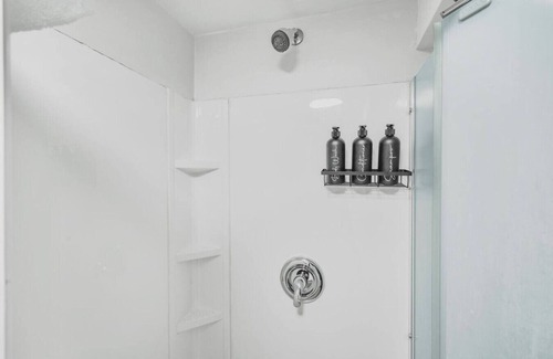 Durham Region Apartment | Comfy 2BR Apt near Beach & Downtown | Free Parking