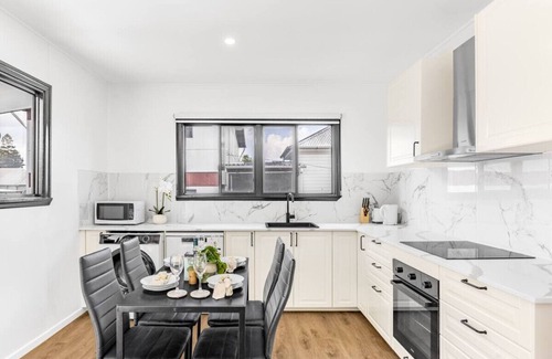East Brisbane House | Comfy 2BR Sweet Home w/Parking/Balcony near River