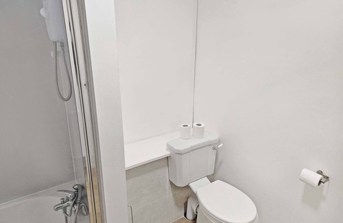 Hanham Apartment | Comfy 3-Bed Home in Redfield - Near City Centre