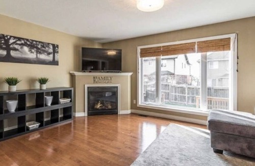 Orangeville House | Comfy 3 bedroom house with fireplace