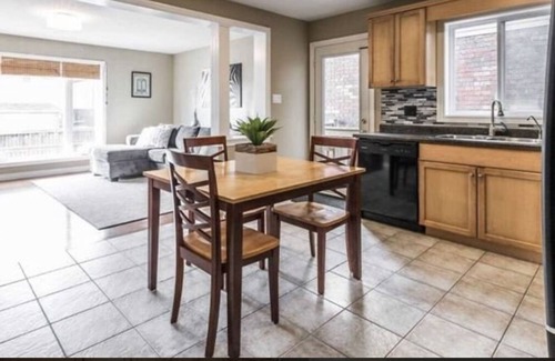Orangeville House | Comfy 3 bedroom house with fireplace
