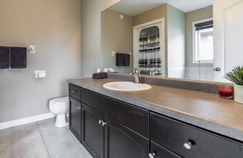 Orangeville House | Comfy 3 bedroom house with fireplace
