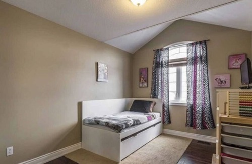 Orangeville House | Comfy 3 bedroom house with fireplace