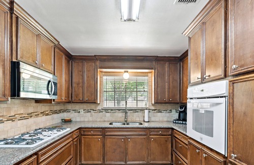 Aldine House | Comfy 3 beds/ 12 min DWNTN & IAH, Pet friendly, Fast WIFI, ECHO