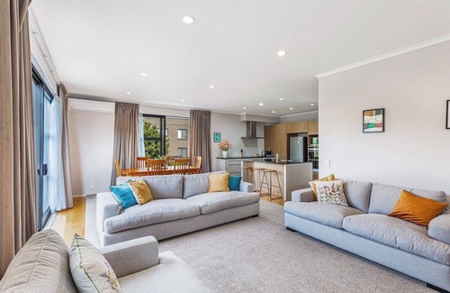 Greenlane - Ellerslie House | Comfy 4BR Home w/Mt. Wellington View Zodiak Stays