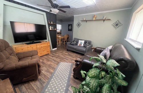 Mountain Home Apartment | Comfy Abode, pet friendly 3 bedroom apartment in Mountain Home with WiFi and AC.