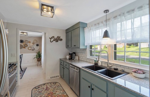 Eastside House | Comfy and cozy 4-bedroom minutes to SU, Hospitals, and downtown Syracuse