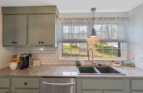 Eastside House | Comfy and cozy 4-bedroom minutes to SU, Hospitals, and downtown Syracuse