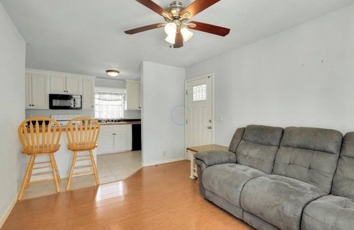 La Marque Apartment | Comfy and Private "Oak Apartment" Close to UTMB, and Galveston Beaches Near I-45
