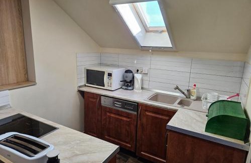 Vecses Apartment | Comfy Attic Near the Airport - Full