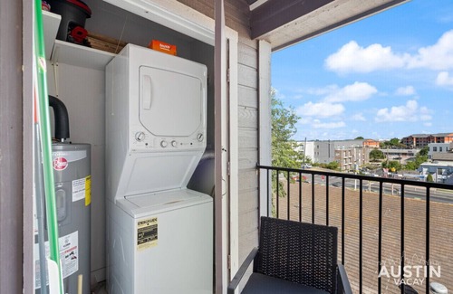 Riverside Apartment | Comfy ATX Apt | Balcony + Smart TV + Free Parking
