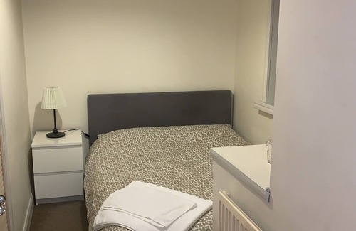 Reading House | Comfy Bright and Clean Small Double Room with WiFi