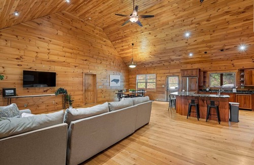 Black Mountain Cabin | Comfy Cabin w/Hot Tub, 5 min to Dwntwn BlkMnt