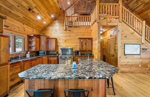 Black Mountain Cabin | Comfy Cabin w/Hot Tub, 5 min to Dwntwn BlkMnt