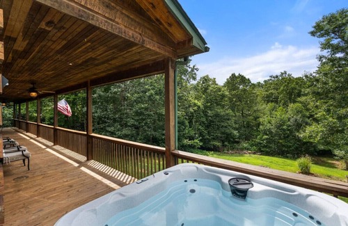 Black Mountain Cabin | Comfy Cabin w/Hot Tub, 5 min to Dwntwn BlkMnt