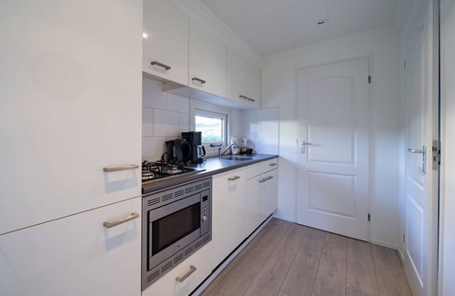 Biddinghuizen Ski Chalet | Comfy chalet with a dishwasher, close to the beach