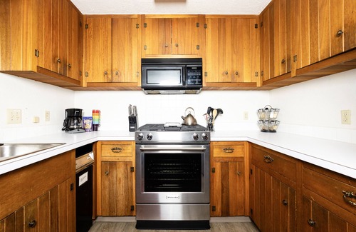 Alyeska Ski Chalet | Comfy chalet with private hot tub, 2 fireplaces - near trails & slopes, dogs OK