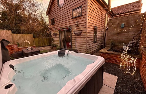 Lingwood Cottage | Comfy Character Cottage, sleeps 13, Hot Tub, Spa Bath , Patio and Gardens