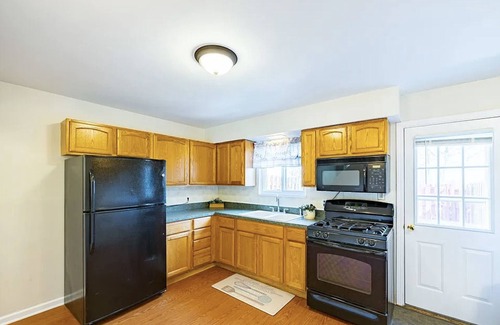 Brook Park House | Comfy CLE townhouse 4 min from CLE airport
