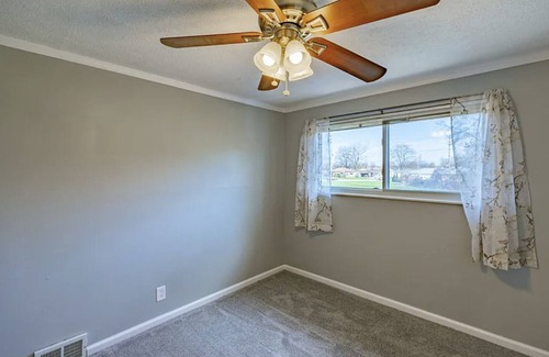 Brook Park House | Comfy CLE townhouse 4 min from CLE airport