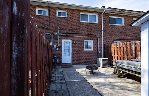 Brook Park House | Comfy CLE townhouse 4 min from CLE airport