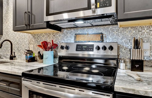Laurens Cottage | Comfy Cottage Walking Steps From Shopping/Dining/Taproom/Spa