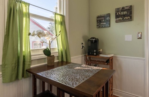 Ferndale House | Comfy, Country Chic Oasis with Backyard Fire Pit