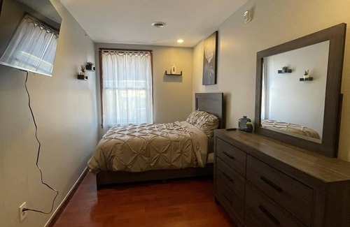 Mantua Apartment | Comfy cozy 3 bedroom 2 bathroom unit in University city - long or short term